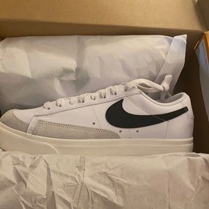 Brand new never worn Nike sneakers!